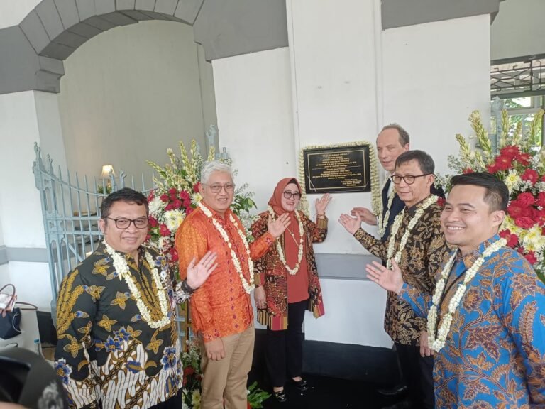 Plakat Arthur Rimbaud Jadi Destinasi Wisata di Stasiun Tuntang