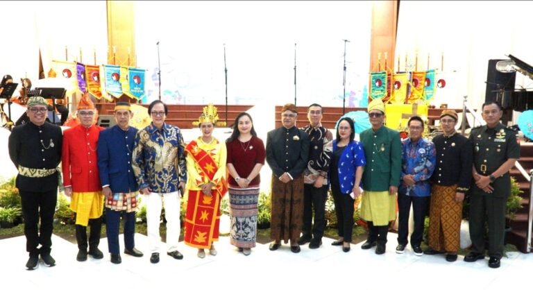 UKSW Kampus Pancasila Beri Penghargaan kepada Dr. (H.C) Sudhamek AWS dan Mayor Inf Muhlisin