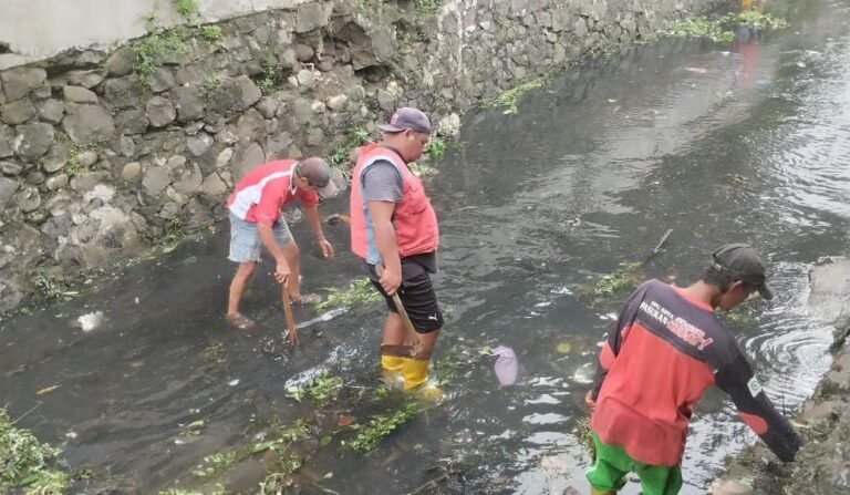 Kurangi Risiko Banjir, Forkomnas RI Bersihkan Sungai