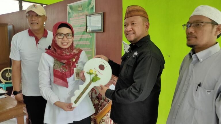Penyerahan Bantuan Alat Pengelolaan Sampah untuk Pondok Pesantren