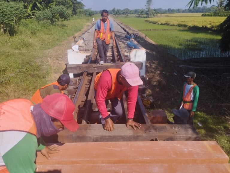 KAI Daop 6 Yogyakarta Ganti Bantalan Kayu dengan 2.601 Bantalan Sintetis Demi Keberlanjutan Lingkungan