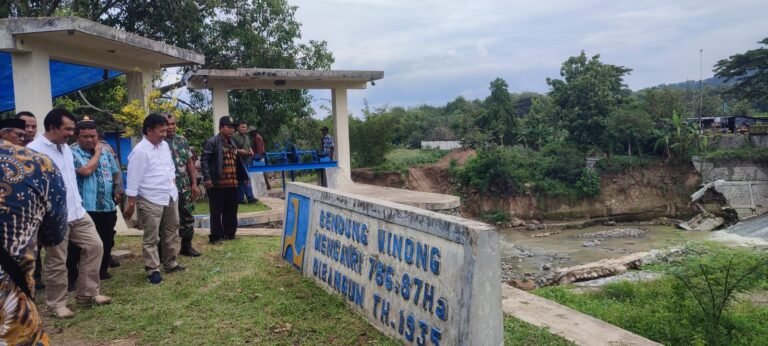 DPR RI Sidak  Bendung Winong Ambrol