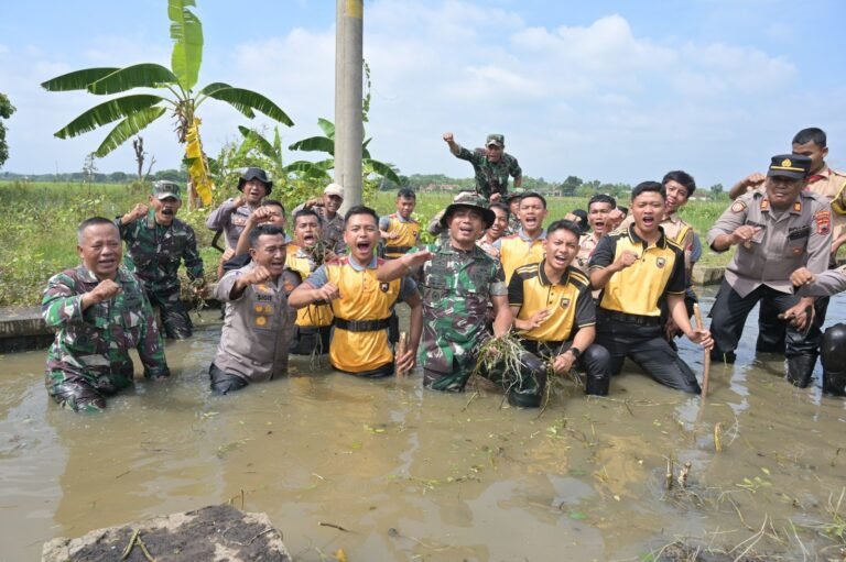 Antisipasi Banjir, TNI-Polri Sukoharjo Bersihkan Sungai Bladon