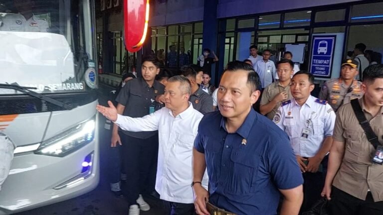 Menhub dan Menko Infra Tinjau Jalur KA Yogyakarta – Solo dan Terminal Tirtonadi, Pastikan Angkutan Selama Nataru Aman