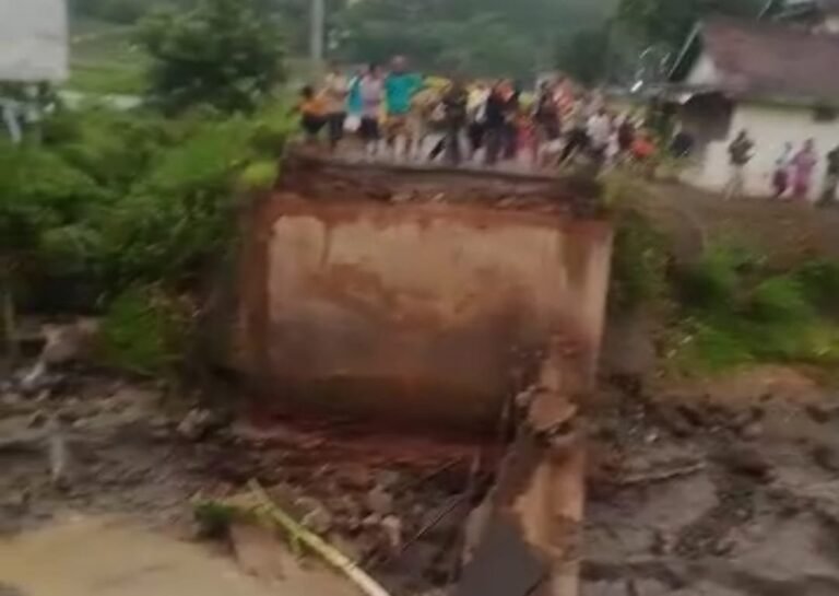 Biaya Jembatan Ambrol Masih Dihitung