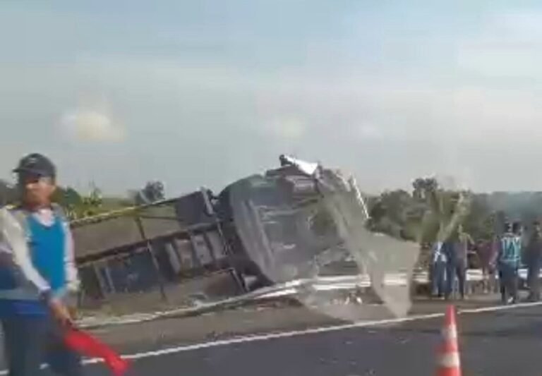 Bus Berpenumpang Terguling di Tol Banyumanik Semarang