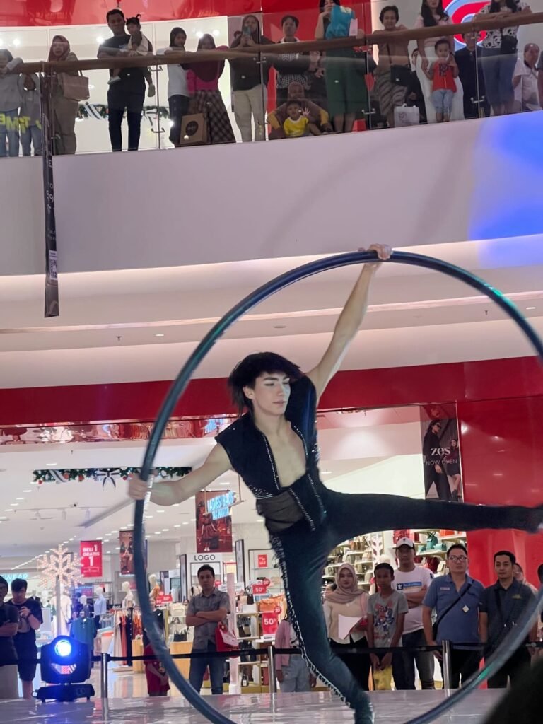 Magical Christmas Ball Kanada  Pukau Pengunjung The Park