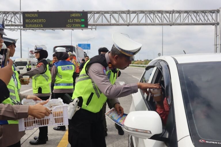 Sambut Natal Polisi Sragen Bagi Kopi Gratis