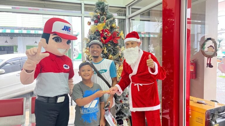Sambut Natal, JNE Berbagi Kebahagiaan