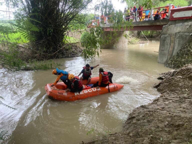 Santri Terseret Arus Saat Seberangi Sungai