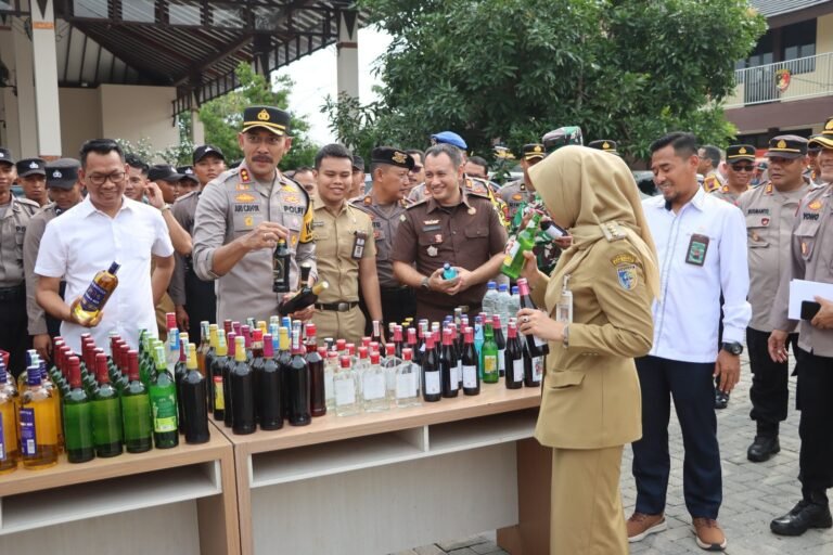 Akhir Tahun Polres Demak Musnahkan Ribuan Miras