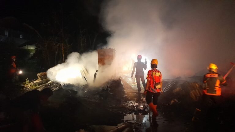 Terdengar Letusan, Ternyata Gudang Rosok di Ungaran Timur Terbakar