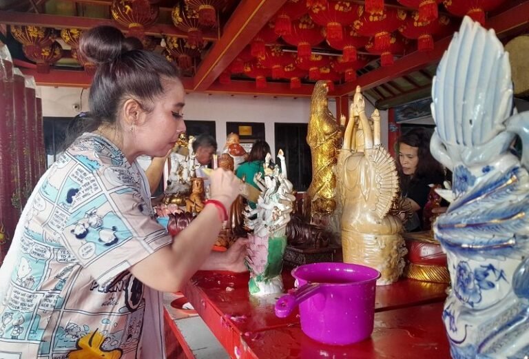 Bersih-bersih Patung Dewa-Dewi Vihara Sri Kukus Redjo Ungaran Menyambut Tahun Baru Imlek
