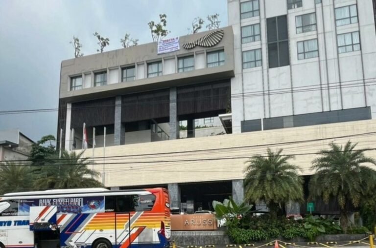 Dari Pantauan Lokasi, Hotel Aruss Semarang Dipasang Spanduk Disita Bareskrim Polri 