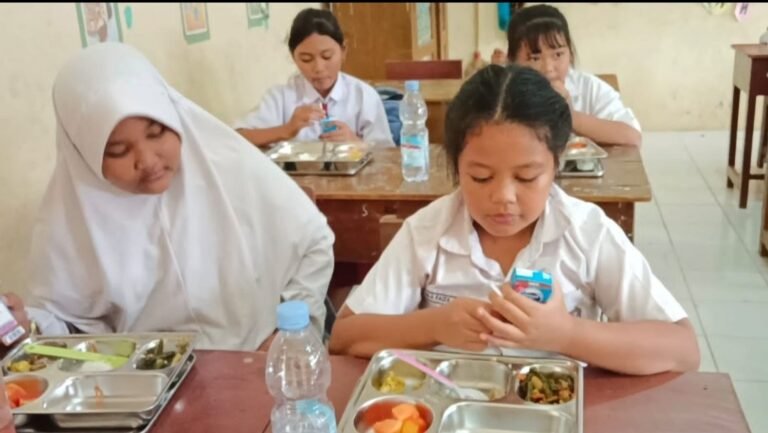 Menu MBG: Nasi, Oseng Sayur, Ayam, Tempe, Pepaya, Susu Kemasan