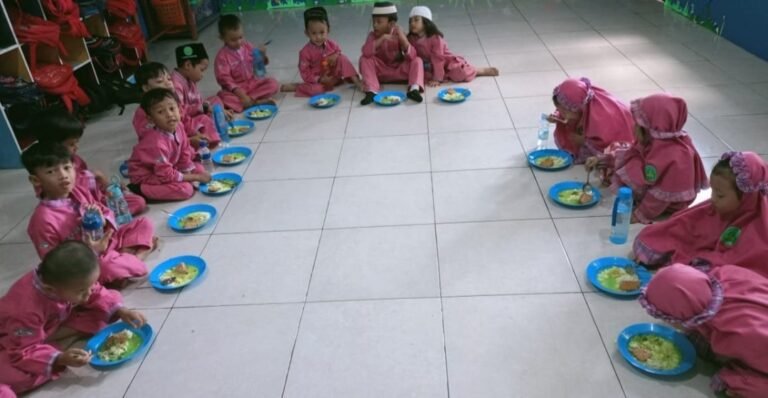 Di Sekolah Ini Program Makan Siang Gratis Sudah Berjalan 8 Tahun