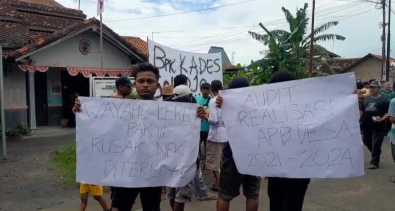 Diduga Korupsi Proyek Desa, Kades Dengkek Didemo Warga 