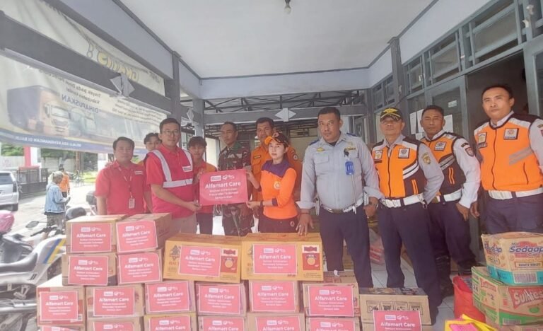Alfamart Beri Bantuan Masyarakat Terdampak Bencana Alam di Kabupaten Kendal