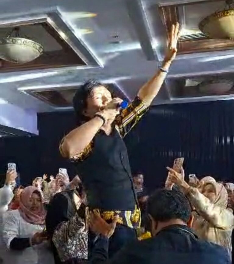 Tampil Impresif, Katon Bagaskara Ajak Nostalgia Penggemar di Patra Semarang