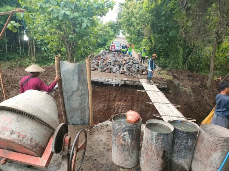 Jembatan Ambrol  Jalur Sumberlawang-Sragen Putus