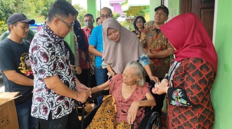 Gerakan Bersama Peduli Difabel dan Lansia Bagikan Kursi Roda di Polokarto