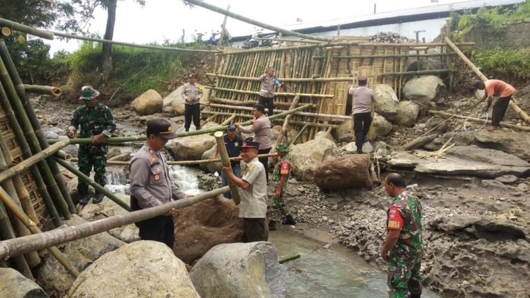 Gotong Royong Buat Jembatan Darurat