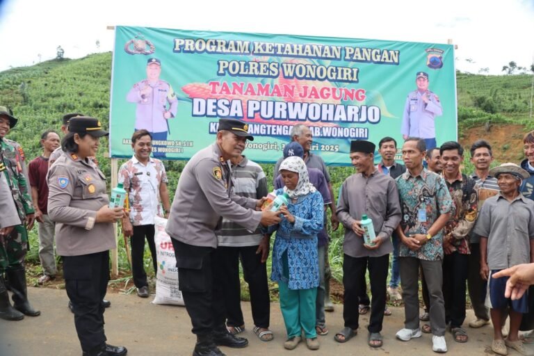 Kapolres Wonogiri Dukung Ketahanan Pangan Serahkan Bantuan Pupuk dan Obat-obatan Pertanian