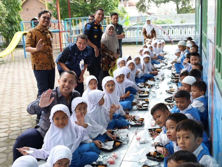 KAI Daop 6 Bagikan Makan Siang Bergizi Gratis kepada 1.000 Siswa Boyolali