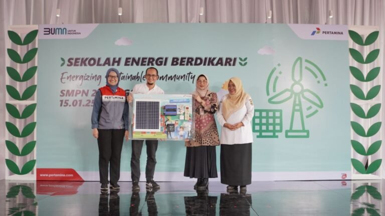 PIS Tanam Pohon dan Pasang PLTS di Sekolah
