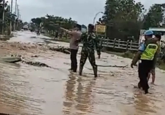 Tanggul Jebol, Lumpuhkan Jalur Lalu Lintas Semarang – Purwodadi 