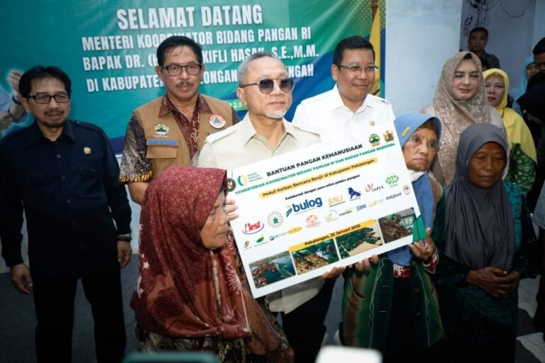 Pemprov Jateng, Kemenko Pangan dan Bapanas Salurkan Bahan Pangan Korban Banjir Pekalongan 