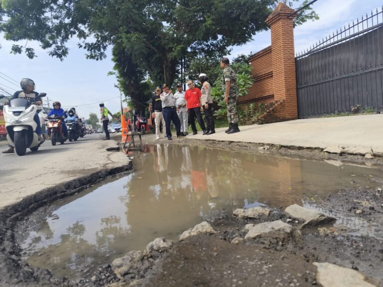 Dikeluhkan Rusak Parah, Satlantas Polres Sukoharjo dan Instansi Terkait Cek Kondisi Jalan Bekonang-Mojolaban