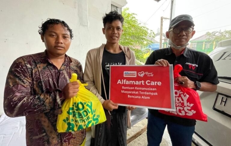 Hari Pers, Alfamart – Jateng Pos Kunjungi Mantan Pemain PSIS Hidup di Rumah Susun 