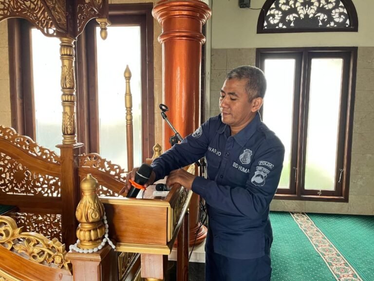 Iklas Mengabdi Aiptu Suwarjo 15 Tahun Mengabdi sebagai Marbot Masjid