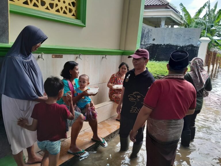 DPC Gerindra Bantu Makanan Siap Saji untuk Korban Banjir