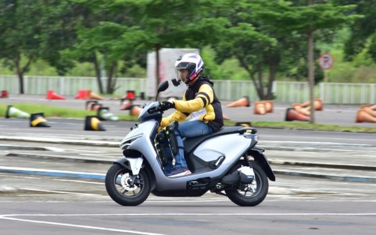 Tetap Update dan Terkoneksi Saat di Jalan dengan RoadSync Duo pada  Honda CUV e: