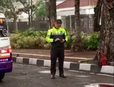 Motor Oleng, Pembonceng Tewas di Jalan Mayjen Suyoto