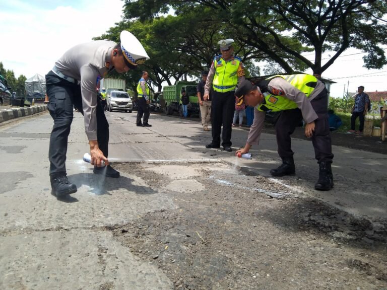 Tindak Lanjuti Temuan Jalan Berlubang Berikan Tanda Cat Demi Keselamatan Pengguna Jalan