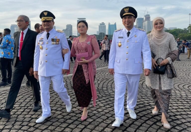 Yes! Ahmad Luthfi-Gus Yasin Tiba Lebih Awal di Monas untuk Pelantikan