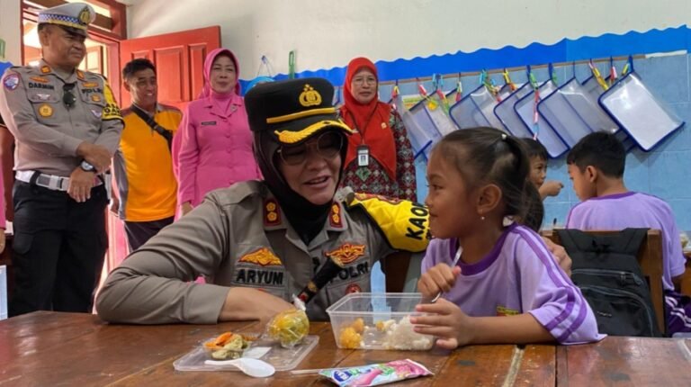 Iuran Anggota untuk Jumat Berkah,  Polres Salatiga Bagikan MBG Bagi Seribu Siswa dan Santri