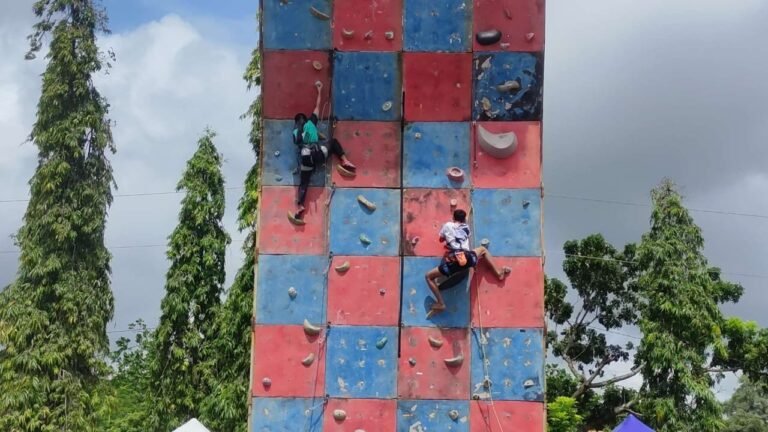 75 Peserta Meriahkan Lomba Panjat Tebing Kendal