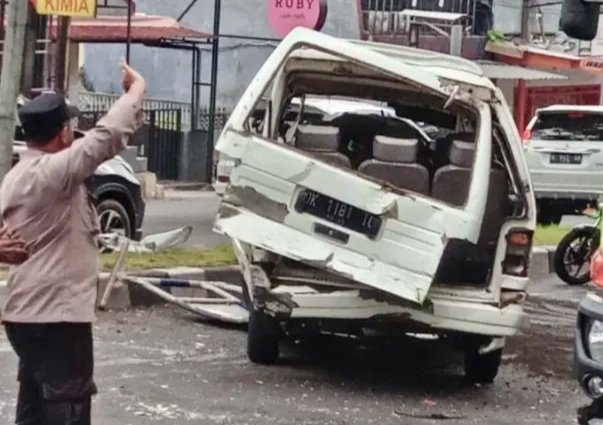 Rem Blong, Truck Box Sruduk Mini Bus Rombongan Anak TK