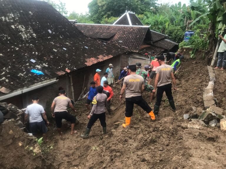 TNI-Polri Baksos Peduli Lingkungan Pasca Banjir dan Longsor di Desa Plesan