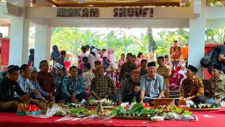 Warga Tegalrejo Sadranan ke Makam Kyai Shufi