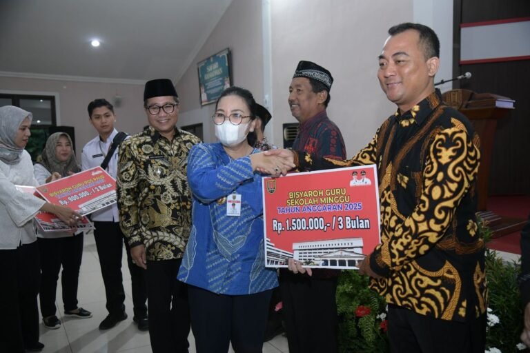 Wujudkan Janji Kampanye, Agustina Serahkan Bisyaroh kepada 6.572 ‘Warga Istimewa