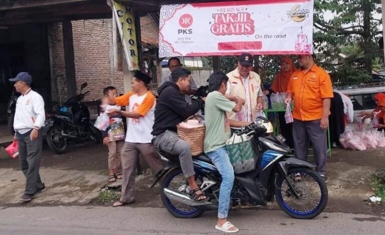 Kompak Banget! PKS Kabupaten Semarang Serentak Berbagi Takjil dan Sahur