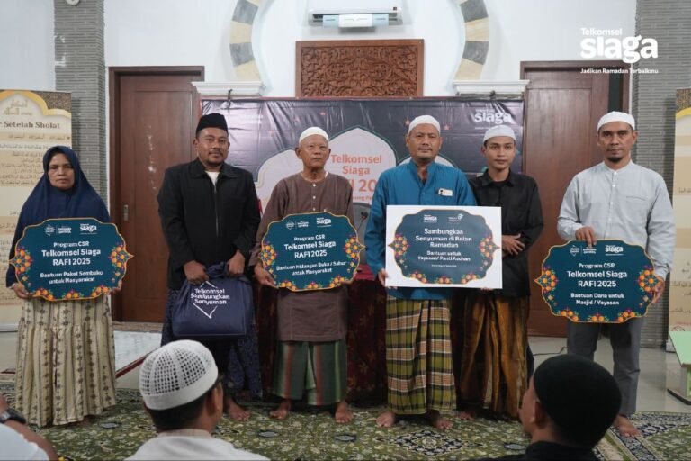 Telkomsel Salurkan Bantuan CSR dan Buka Puasa Bersama Ratusan Warga