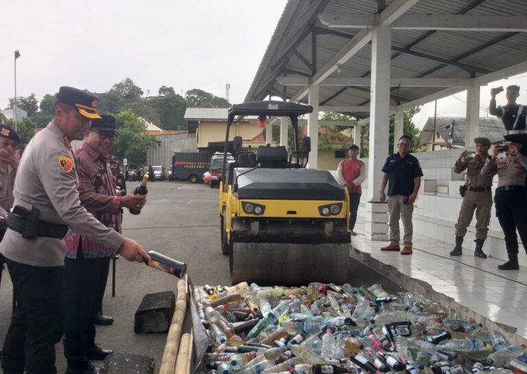 Polrestabes Musnahkan Ribuan Botol Miras Hasil Penindakan Operasi Pekat Candi