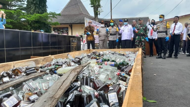 Ribuan Botol Miras dan Ratusan Liter Ciu Dimusnahkan