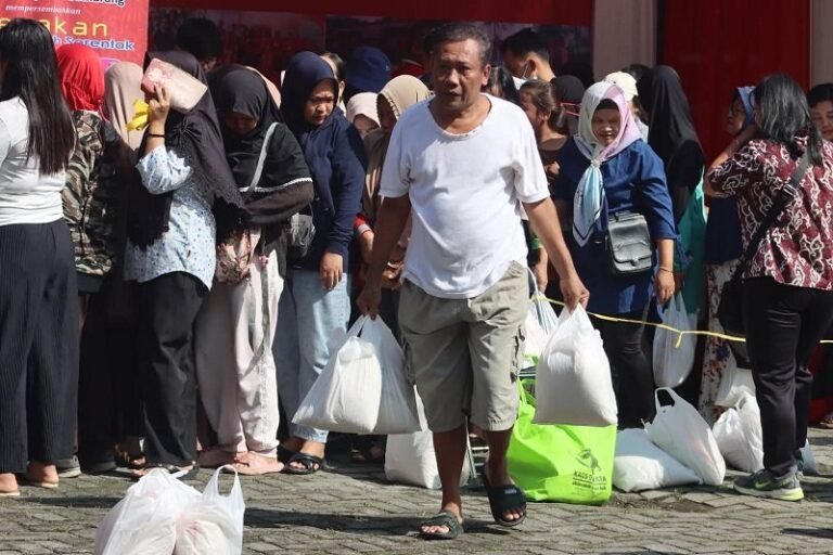 Ratusan Warga Serbu Pasar Murah Dispertanikap Kabupaten Semarang